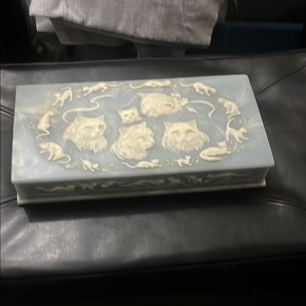 Elegant Cat Motif Decorative Box - Cream and Gray
